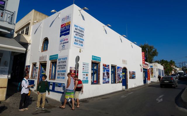 Récupération des billets de ferry à Fira, Santorin.