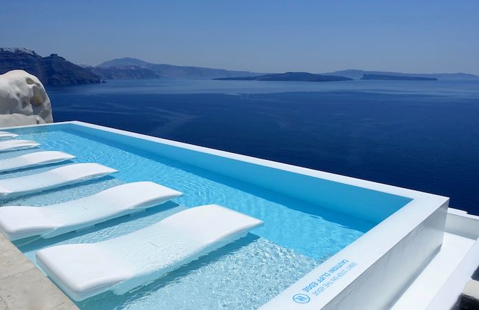 Chaises longues flottantes au Canaves Oia Suites