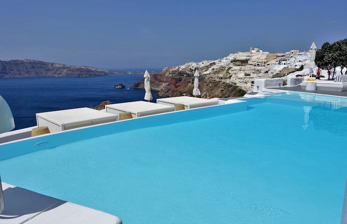 Piscine principale et cabanas au Kirini Santorini