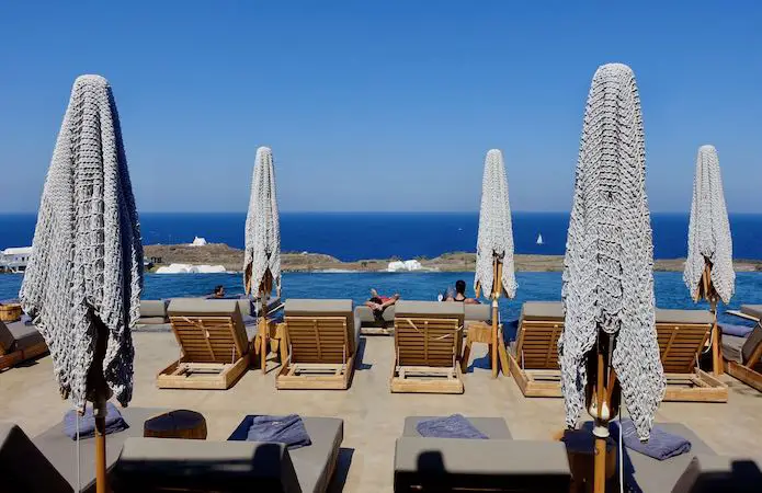 Vue sur la piscine et la mer Égée depuis l'Andronis Arcadia