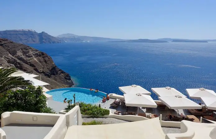 Piscine, terrasse et vue sur la caldeira au Mystique