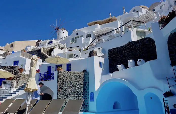 Piscine et moulin à vent à l'hôtel Esperas Santorini