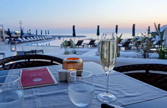 Le restaurant, la piscine et le coucher de soleil au Santo Pure Oia Luxury Suites and Spa