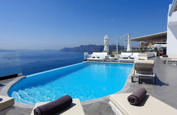 La piscine principale du Santorini Secrets