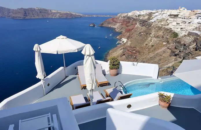 Piscine et vue depuis les maisons traditionnelles d'Ikies