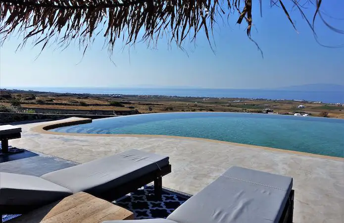 Piscine principale et vue sur la mer Égée depuis l'Elysian Santorini