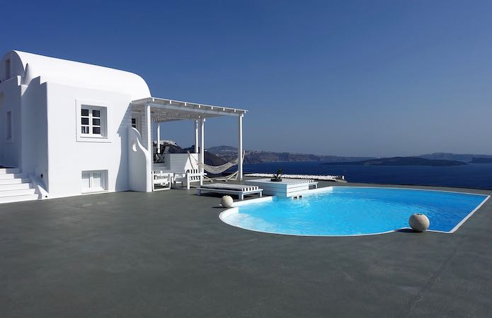 Une piscine privée et une villa à Mythique