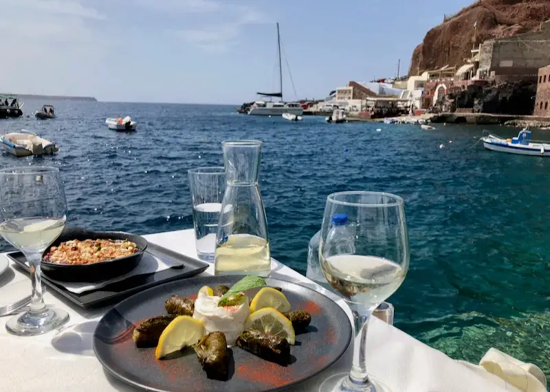 Meilleurs hôtels à Oia, Santorin 39 baie d'ammoudi repas vin