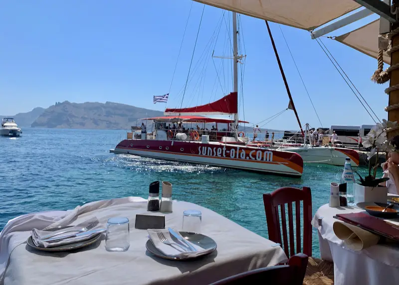Meilleurs hôtels à Oia, Santorin 48 catamaran à la baie d'Ammoudi