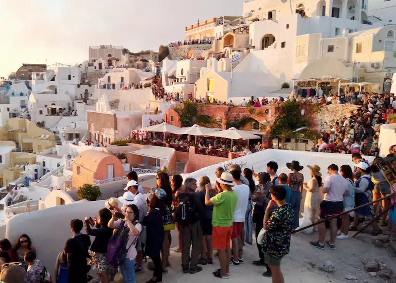 foule au coucher du soleil