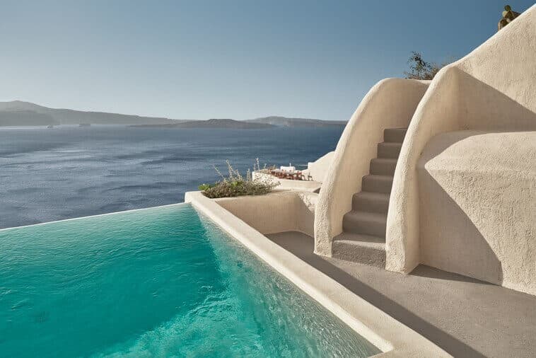 Santorinia, Oia hôtel Mystique piscine extérieure avec vue sur la mer Égée