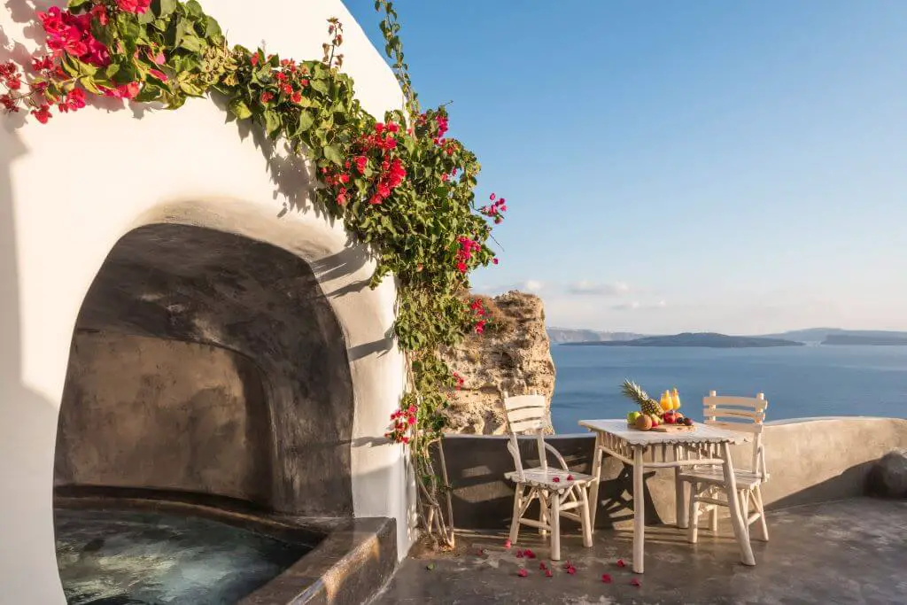 adronis boutique hotel piscine privée extérieure en forme de grotte sur une terrasse surplombant la mer Égée