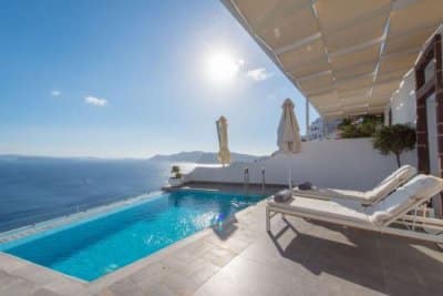 Grande piscine extérieure chauffée et terrasse de la suite du Santorini Secrets, Oia.