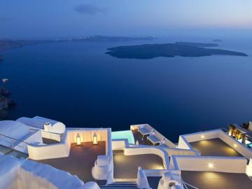 Terrasses blanches du Chromata Santorini et jacuzzi privé au bord de la caldeira, Imerovigli.