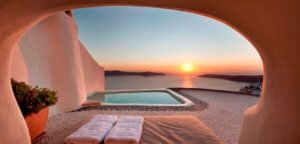 Piscine privée et terrasse au coucher du soleil sur la mer Égée au Kapari Natural Resort, Imerovigli