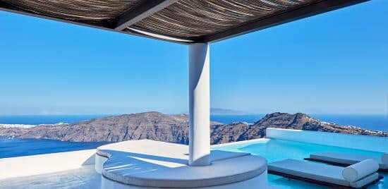 25 hôtels avec piscine privée à Santorin 18 La vue incomparable sur la caldeira depuis la piscine privée à débordement d'une suite de l'Astra Suites.