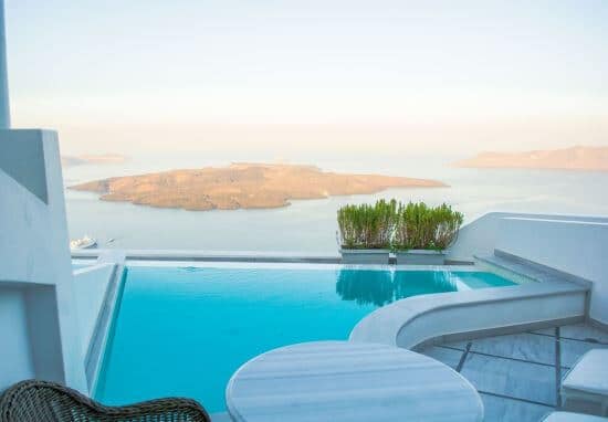 Piscine extérieure privée avec vue sur le volcan et les suites Anteliz à Fira, Santorin.