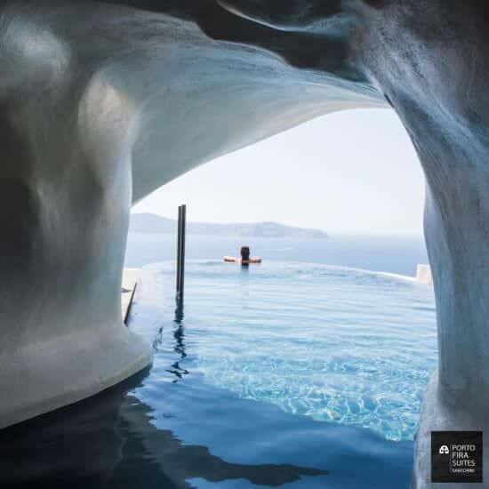 25 hôtels avec piscine privée à Santorin 21 Superbe piscine intérieure et extérieure à débordement au Porto Fira Suites, Fira, Santorin