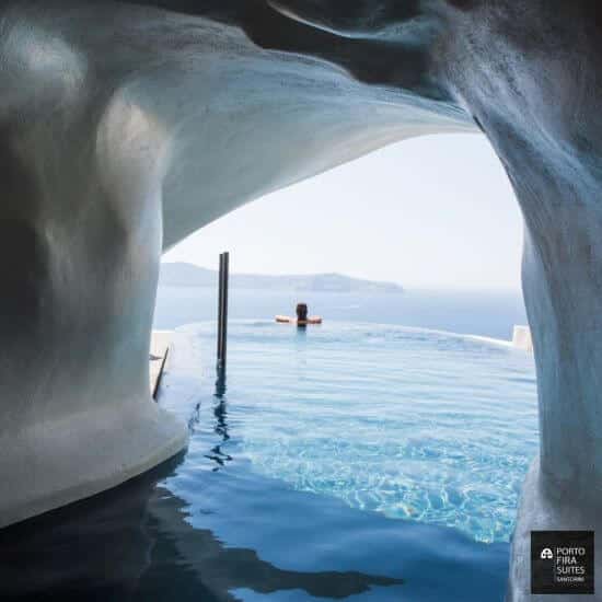 Superbe piscine intérieure et extérieure à débordement au Porto Fira Suites, Fira, Santorin