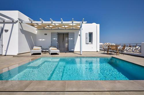 Grande piscine privée chauffée sur la vaste terrasse d'une suite de luxe au De Sol Hotel and Spa, Fira.