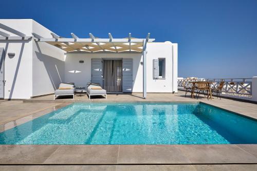 Les 25 meilleurs hôtels de Santorin avec piscine privée 22 Grande piscine privée chauffée sur la vaste terrasse d'une suite de luxe au De Sol Hotel and Spa, Fira.