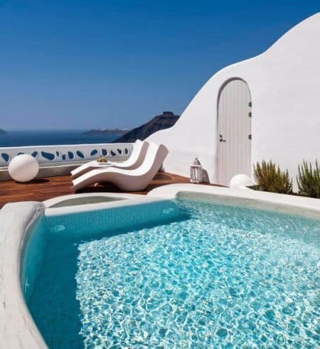 Jacuzzi extérieur privé et chauffé de la Royal Suite de l'Athina Luxury Suites, Fira, Santorin.