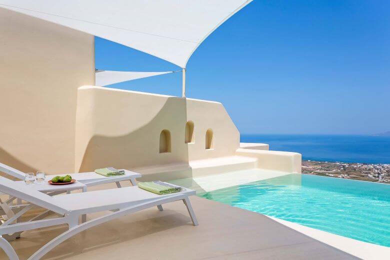 Piscine privée chauffée à débordement au Skyfall Suites, Pyrgos, Santorin