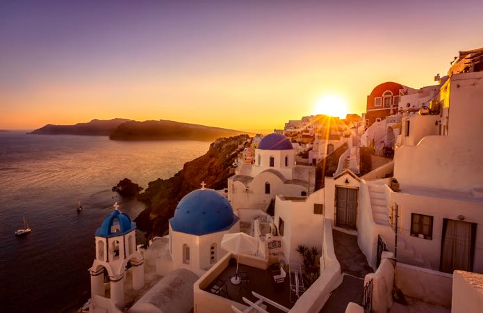 Hôtels d'Oia avec vue sur le coucher de soleil.