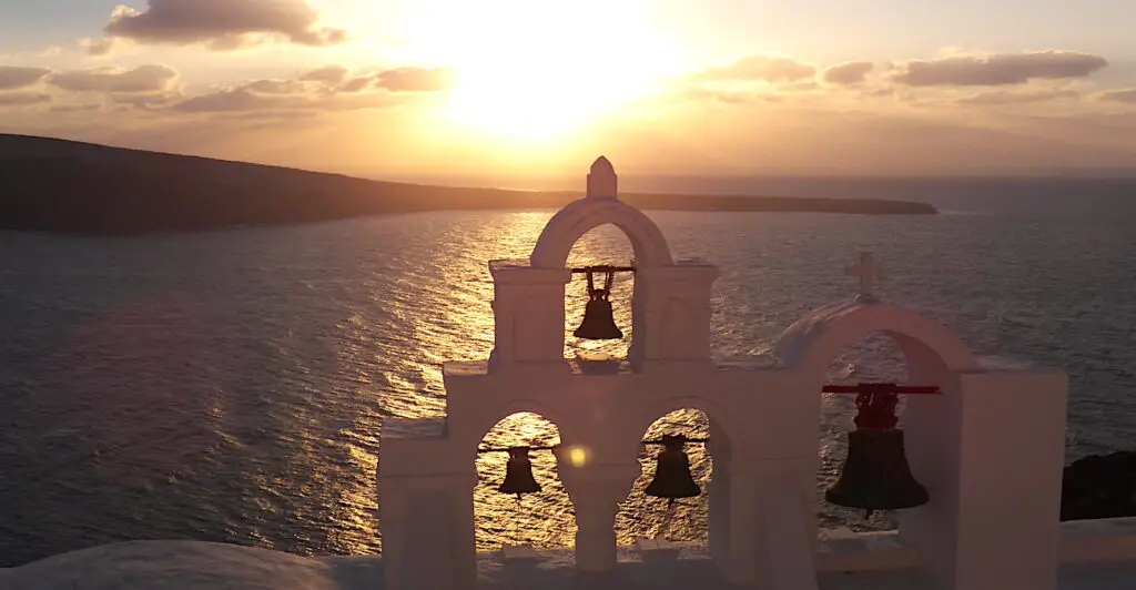 Coucher de soleil sur une église à Santorin