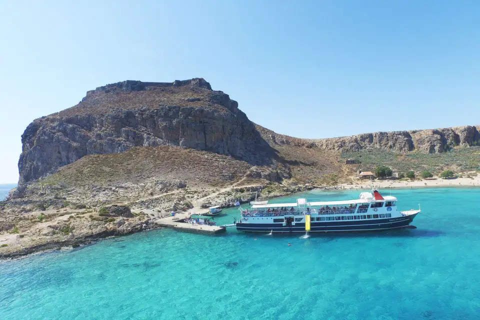 Crète : Croisière à Balos et Gramvoussa, une journée d'évasion inoubliable 2 Embarquement de la croisière dans la baie