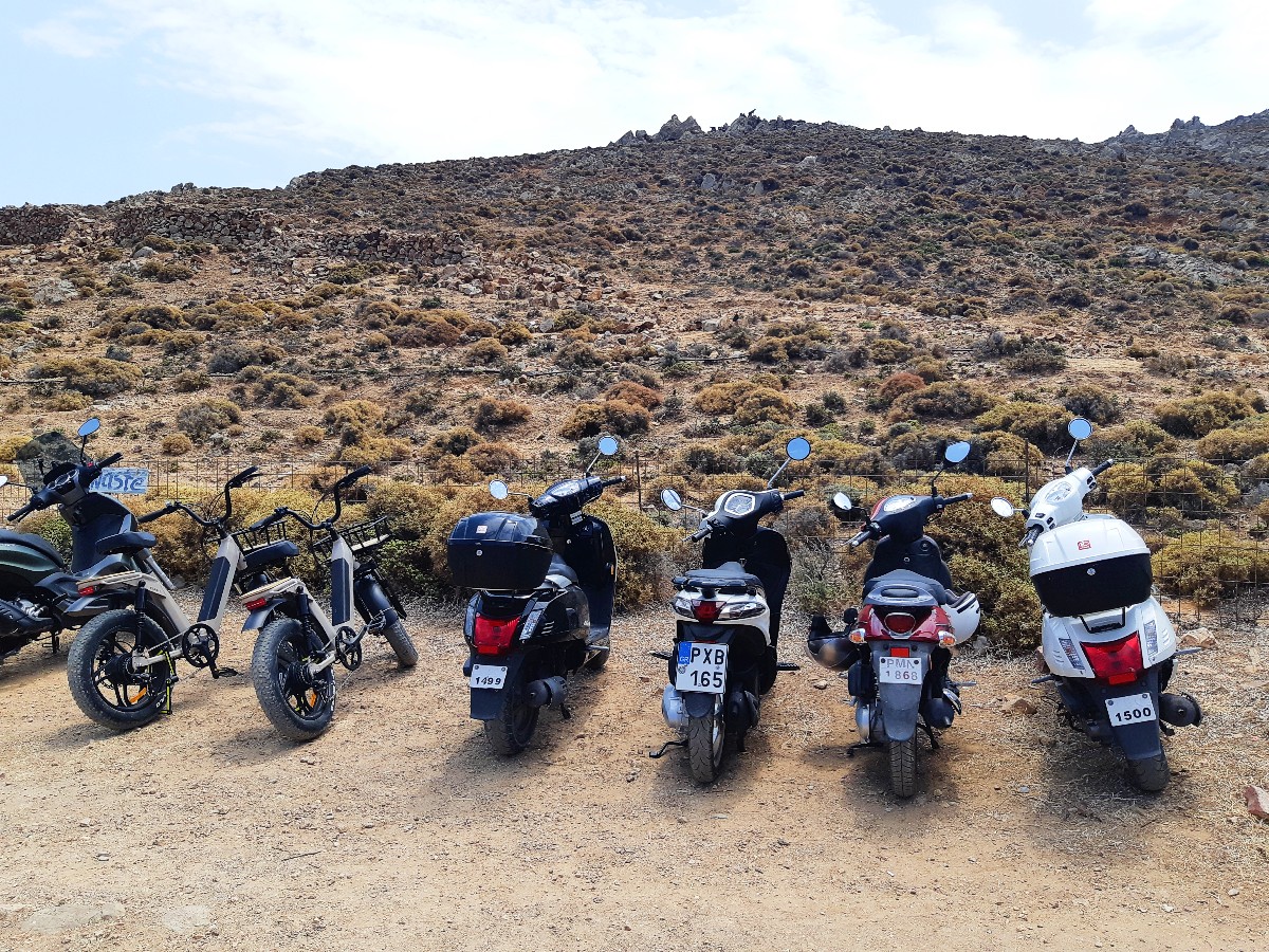 Se rendre sur les plages de l'île de Patmos en scooter