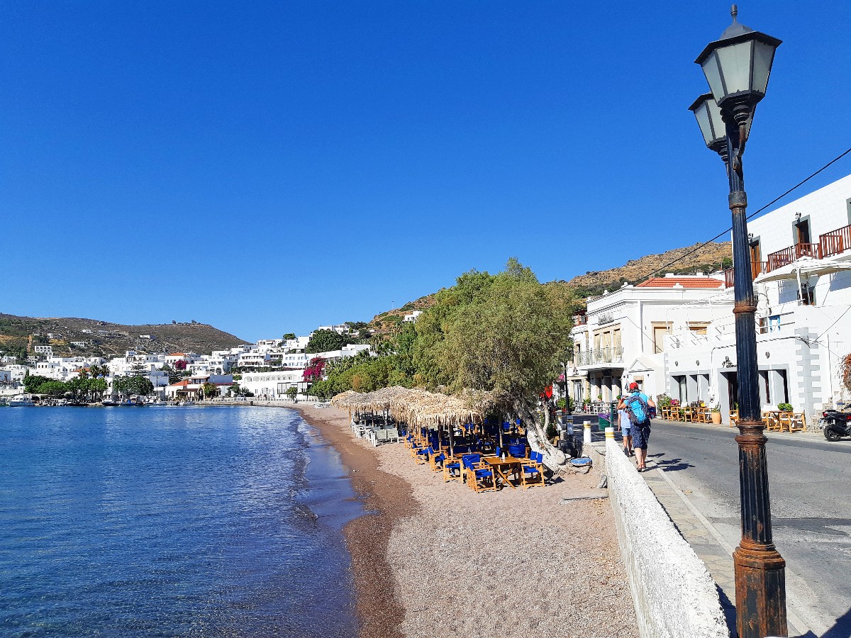 La plage du port de Skala Patmos