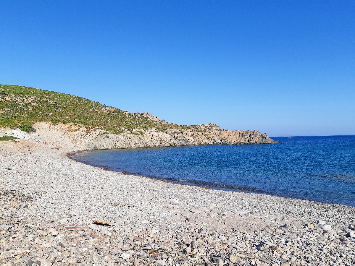 Plage de galets Patmos Grèce