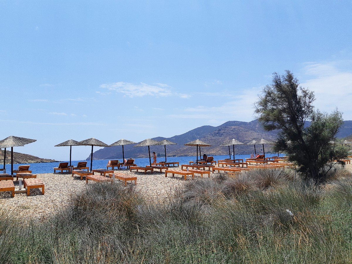 La plage caillouteuse de Petra à Patmos