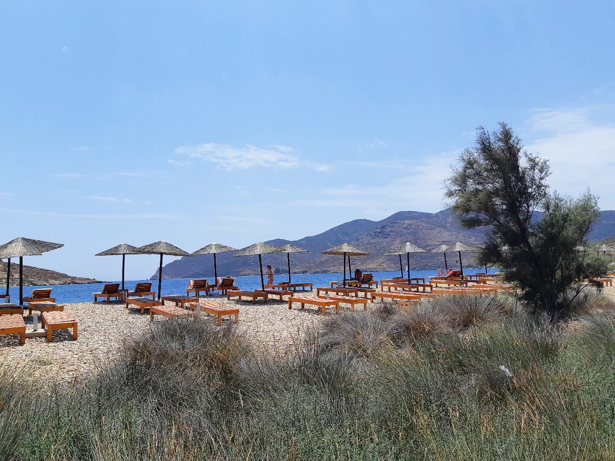 La plage de galets de Petra à Patmos