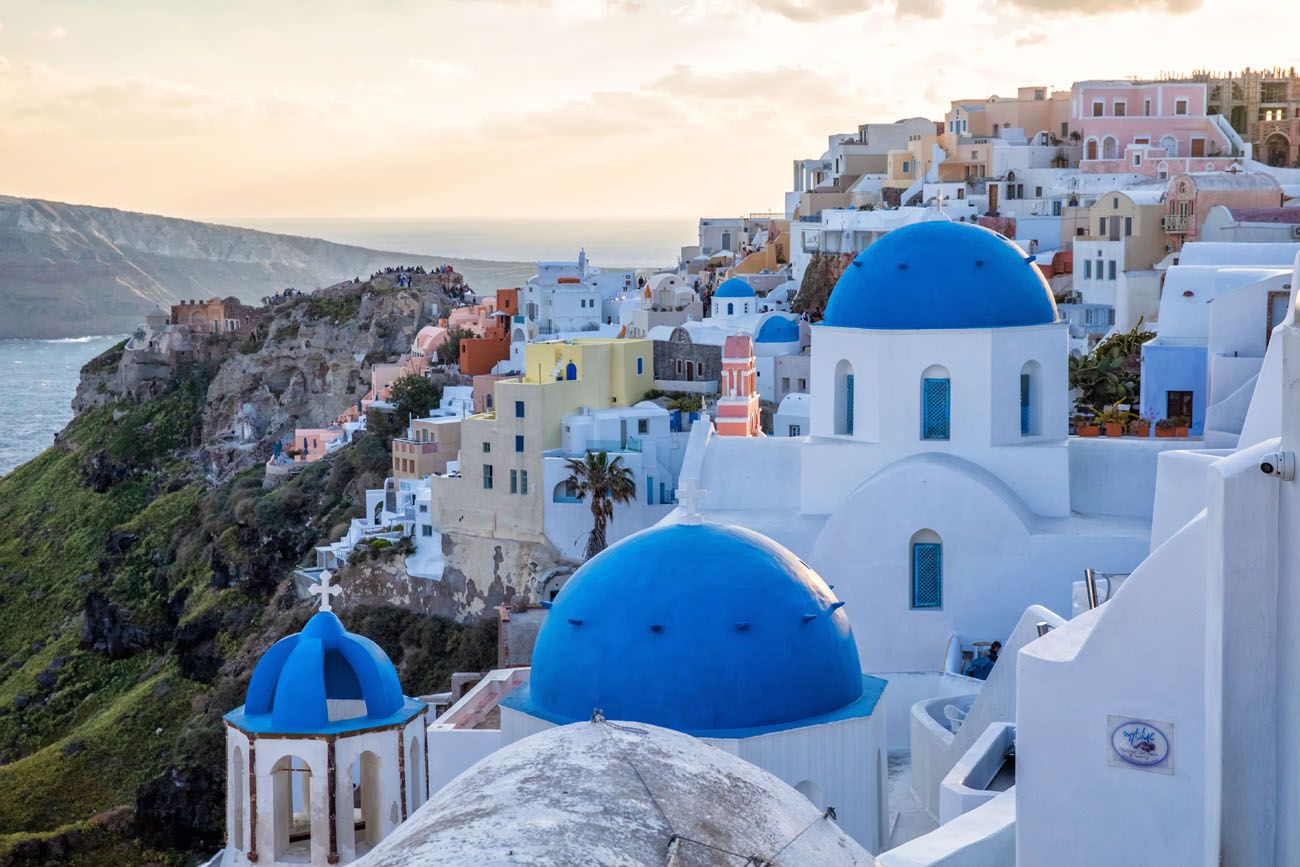 Les dômes bleus de Santorin au coucher du soleil