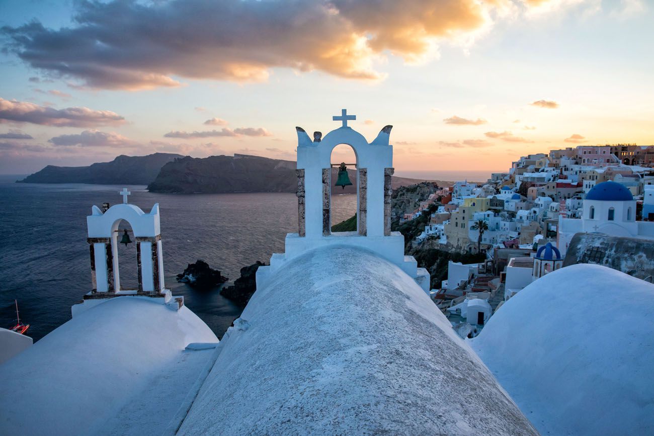 Coucher de soleil sur le dome d'une église à Oia