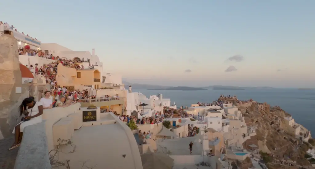 Beaucoup de touristes pour voir le coucher de soleil d'Oia