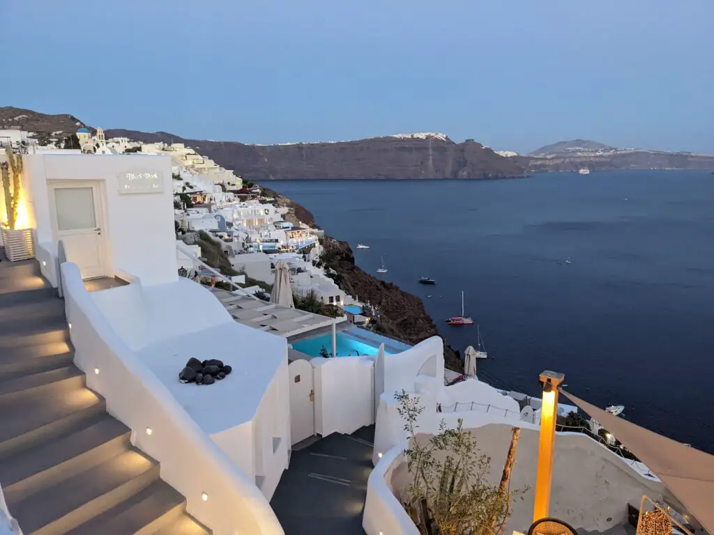 Coucher de soleil à Oia, les meilleurs spots et nos astuces 1 Oia à la tombée de la nuit