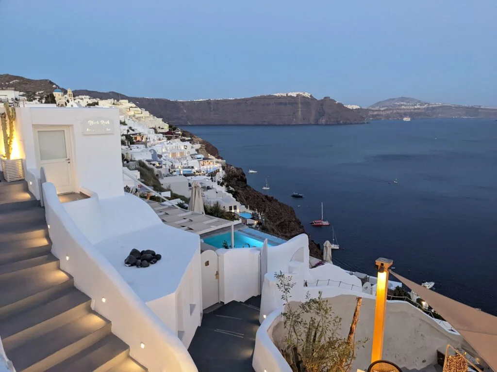 Coucher de soleil à Oia, les meilleurs spots et nos astuces 1 Oia à la tombée de la nuit